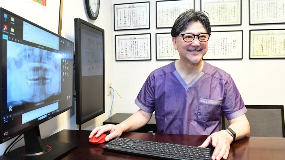CT画像を確認する院長 中平宏