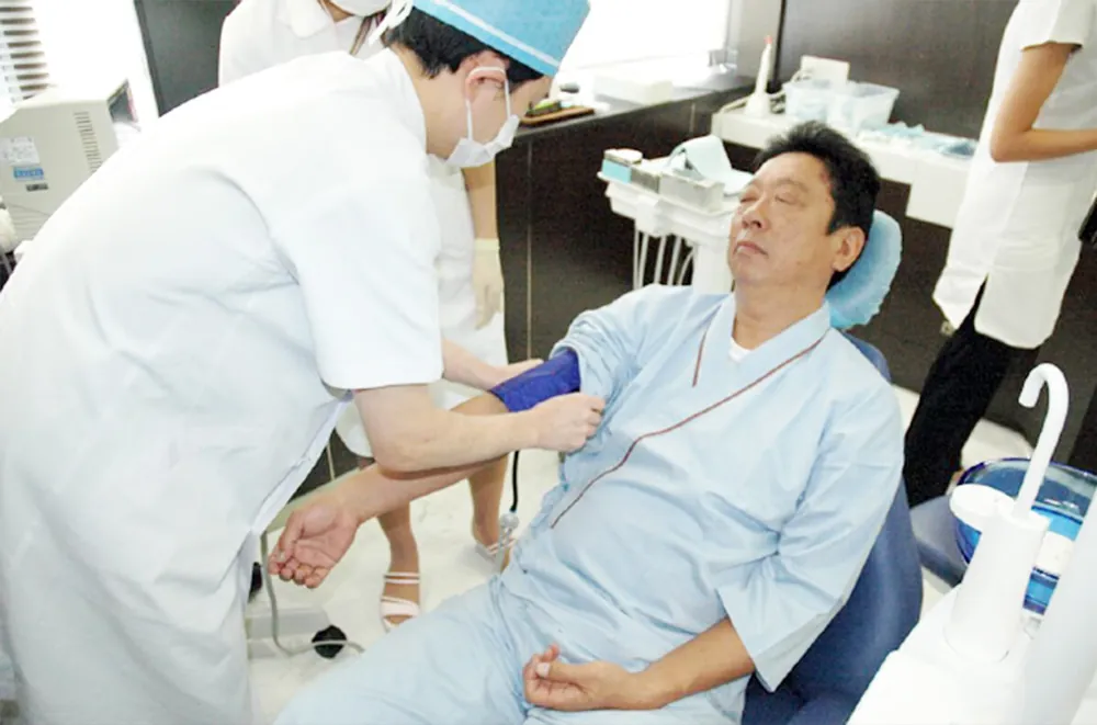 手術前に血圧を確認する様子