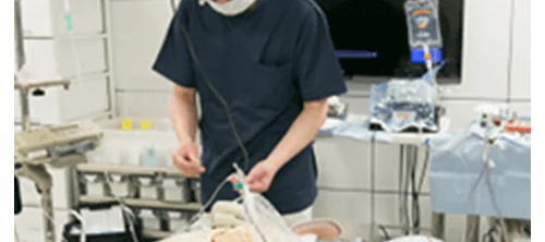 静脈内鎮静法の準備をする様子